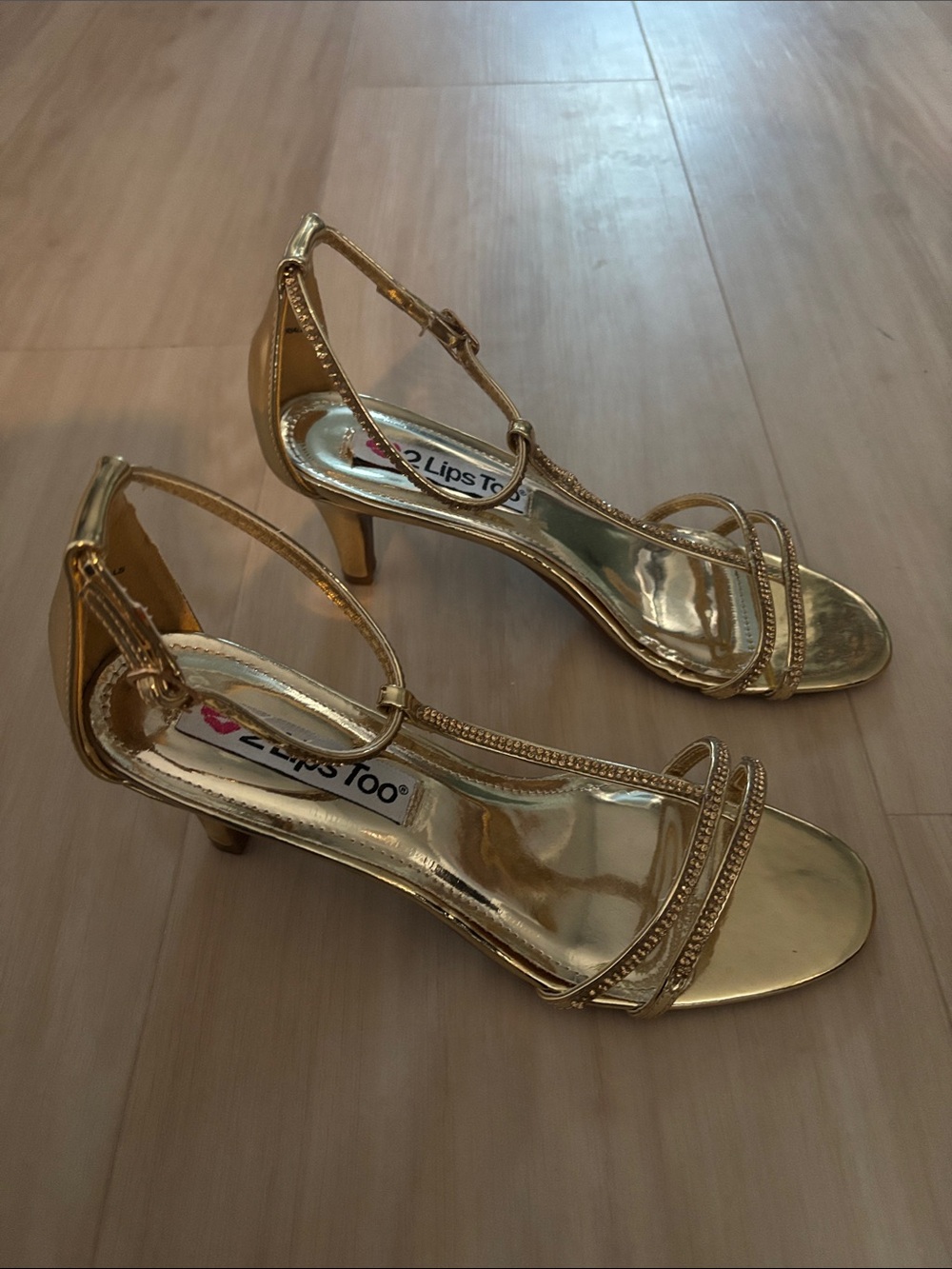 2 Lips Too Metallic Gold Too Ella T-Strap low heel  Sandal like New! Beautiful - Picture 5 of 16